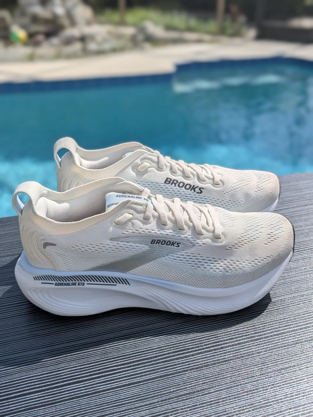 Brooks Adrenaline GTS25 Women's Size 8 Running Shoes Star White Nantucket Chrome